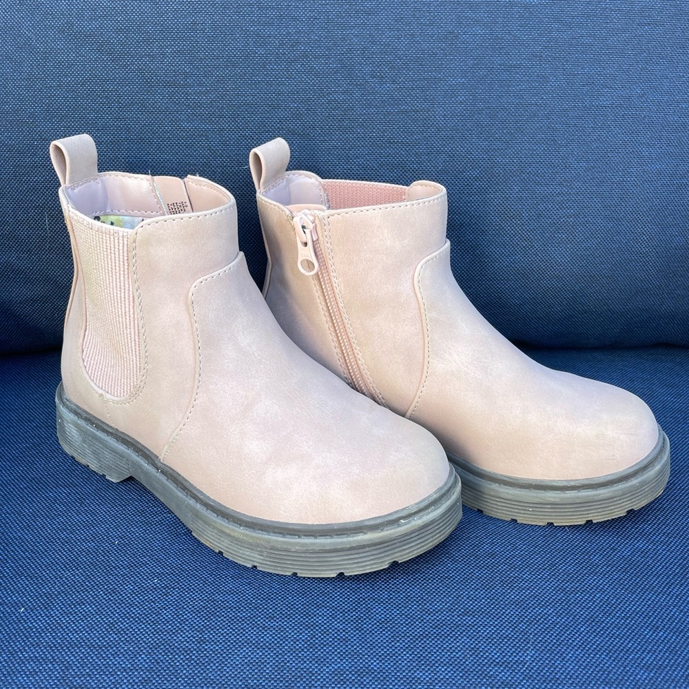 Girls size 13 Cat & Jack boots… GUC
